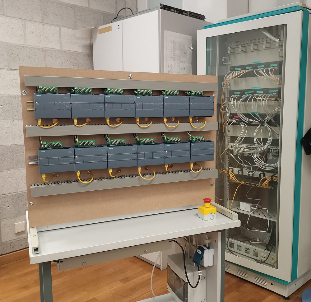 Vernetzte 12 x Siemens SPS S7-1200 auf einem mobilen Versuchstisch.