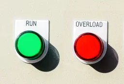 Reale Signallampen in einer Schalttafel